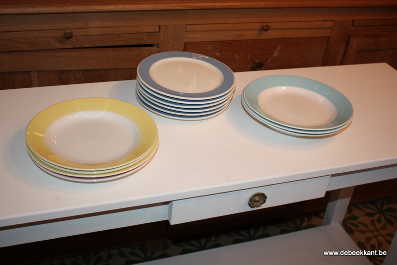 Retro ontbijtborden sixties wit pastel